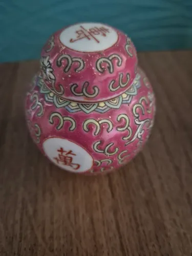 Mini potiche com 6 cm de altura em cerâmica chinesa