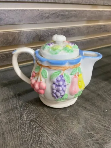 Cremeira/ Bule pequeno de porcelana