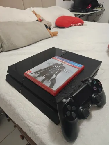 Playstation 4 em EXCELENTE estado de conservação. Acompanha um controle e um jogo