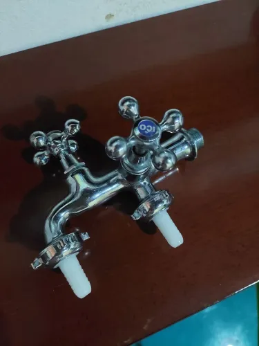 torneira dupla de metal cromado para tanque e máquina de lavar.