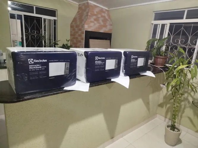 Microondas Electrolux 23L 127v NOVO, NA EMBALAGEM, LACRADO, Modelo ME23B, sem observações.