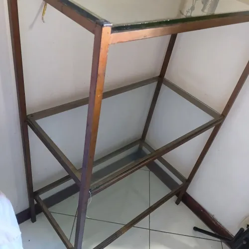 Aparador em vidro e ferro