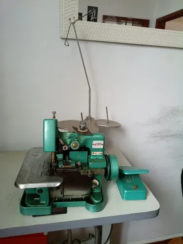 Vendo uma máquina Overloque com a mesa inclusa!