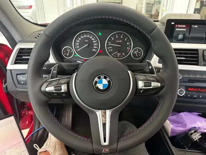 Volante esportivo original BMW estilo M Sport, acabamento premium em couro.