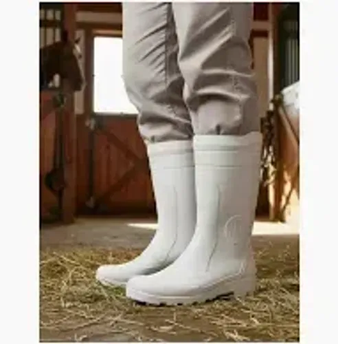 Bota Botina Branca PVC cano médio Nova do número 40 ao 43