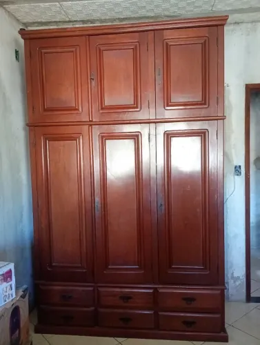 Guarda roupa de madeira pura