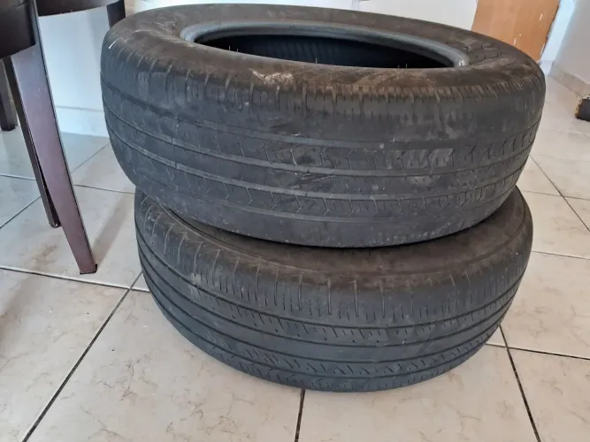 Vendo 02 pneus de Renault Duster usado.