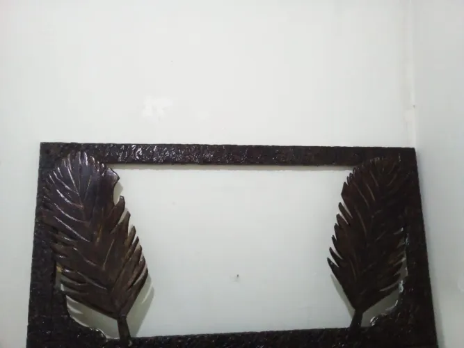 Peça decorativa de parede com folhas entalhadas