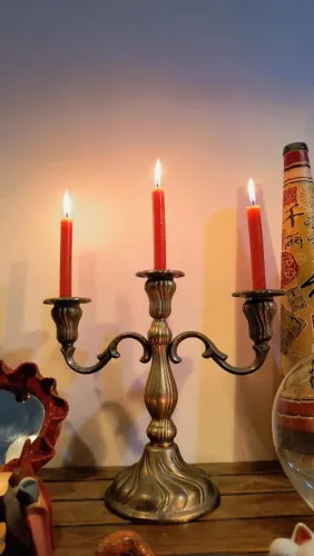 candelabro castiçal de 3 velas em metal lindo dourado decoração clássica européia antigo