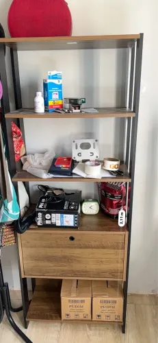 Mesa e estante de escritório