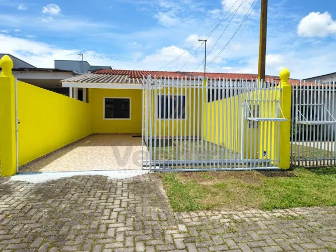 Casa com 03 dormitórios, 02 vagas - São Marcos