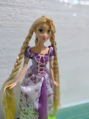 Boneca Rapunzel com animais e roda trançadora.