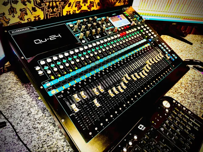 Mesa de som Allen & Heath QU24