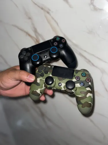 DOIS CONTROLES PS4 ORIGINAIS