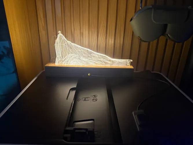 Luminária LED Cristo Redentor 3D Geométrica em Acrílico e Madeira