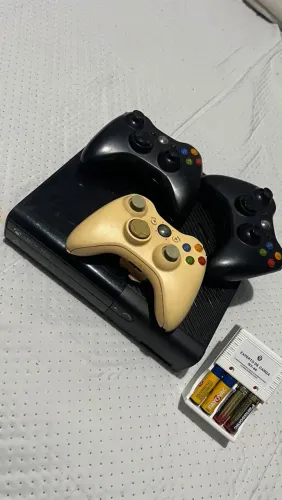 xbox 360 , jogos e 3 controle e carregado de pilha mouse teclado monitor