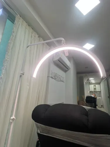 Luminária meia lua branca
