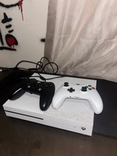 Xbox One S - 500gb + 2 Controles