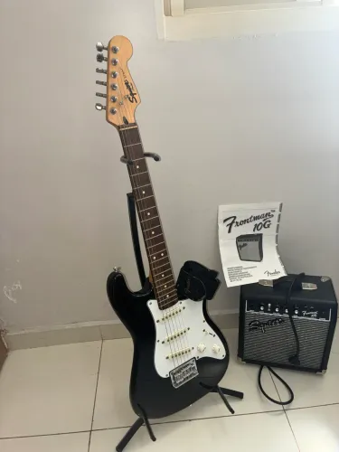 Guitarra Squier Mini + Amplificador FrontMan 10G