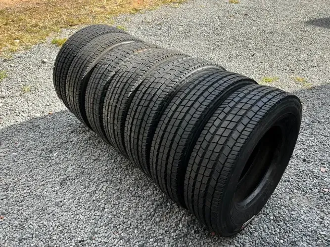 Pneus 215/75r17.5 Reformados Com Borracha Vipal e 1 Ano De Garantia - R$ 650.00