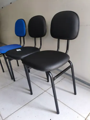 Cadeira fixa com forro novo .