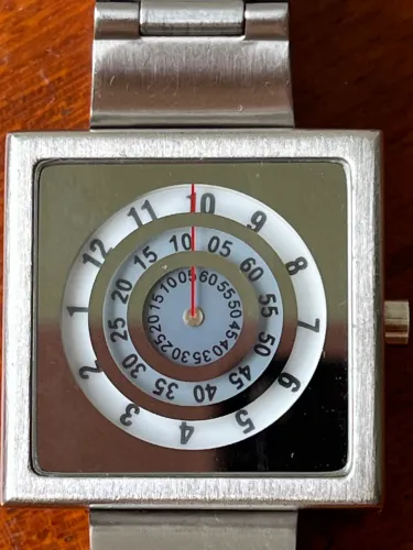 relógio da marca Clac, original, modelo com design futurista/retrô., mostrador rotativo, 