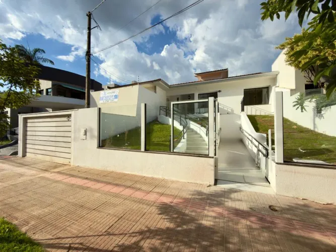 Casa para alugar em Maringá, Zona 05, com 4 quartos, com 309 m²