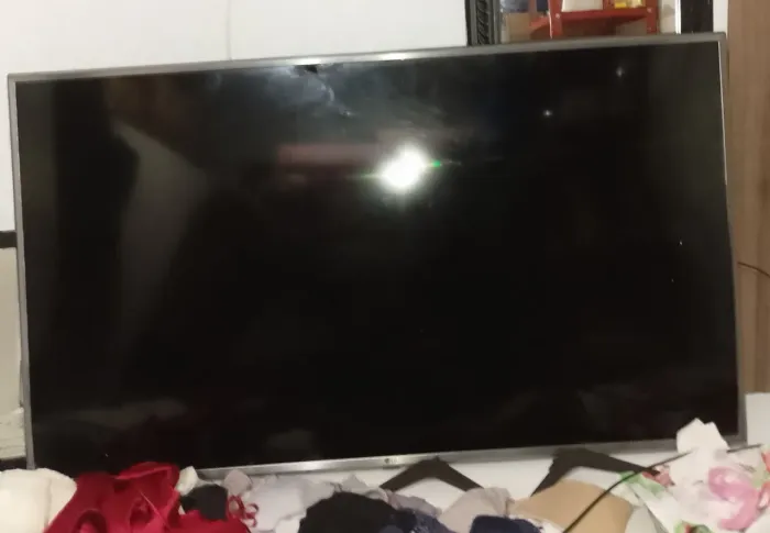 TV 50 polegadas, com tela quebrada.