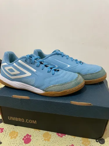 Boa noite! Estou vendendo uma chuteira futsal da Umbro, número 38, por R$ 300,00