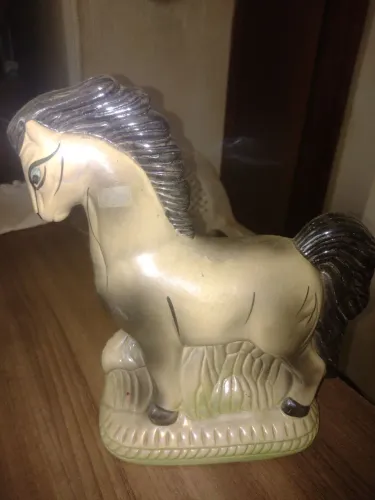Cavalo de cerâmica bege ideal para quem gosta de qualidade peça única.
