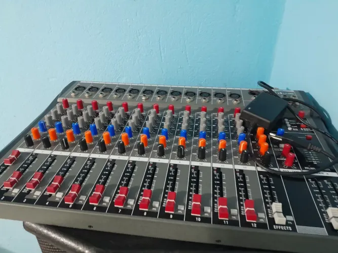 Vendo mesa de som 12 canais 