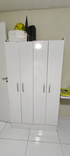 Móvel branco 4 portas para guardar objetos.