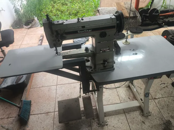 Máquina de costura de braço