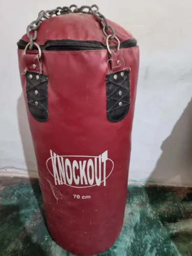 Vendo esse saco de box mais luva