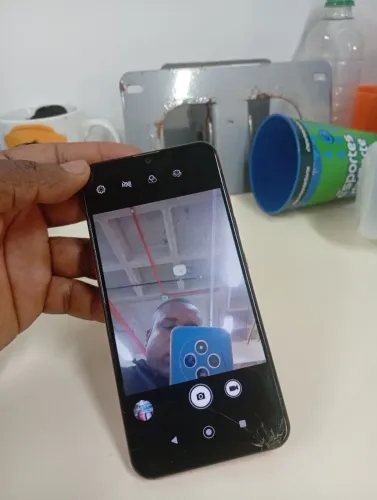 Celular LG 32 gb tela trincada mas tudo funciona