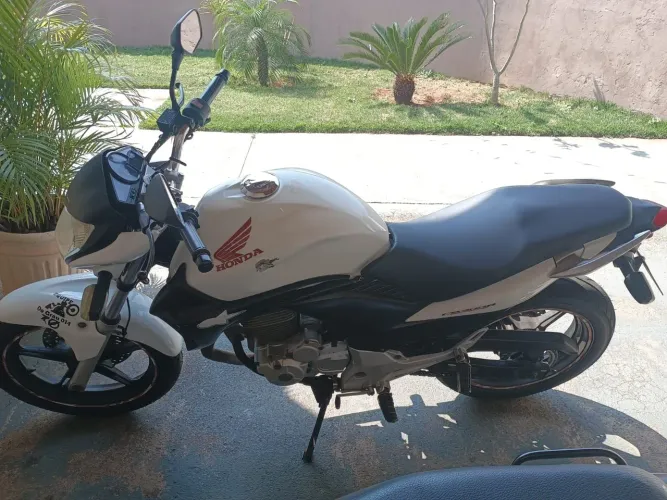 Moto boa e barata e forte