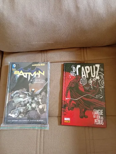 HQs Batman A Corte das Corujas, e O Capuz O Sangue que vendas Pedras, ambos capa dura...