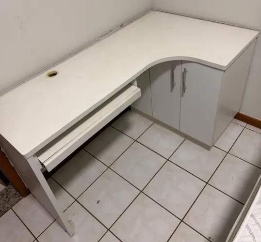 Mesa escrivaninha com armário