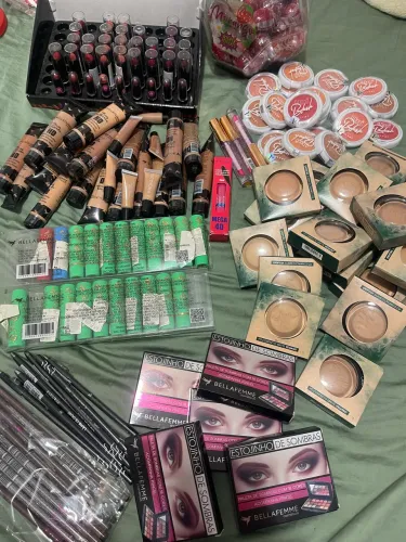 Maquiagens diversas.