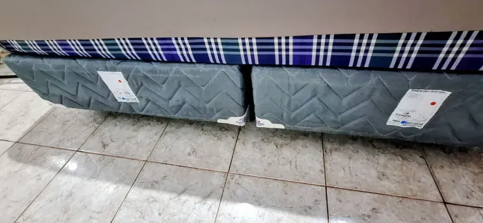 Cama e base da cama King Size.