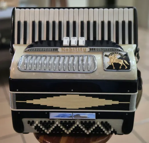 Acordeon Nobility - 120 Baixos (Modelo Profissional Compacto)
