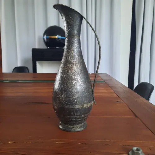 Jarra decorativa antiga em metal