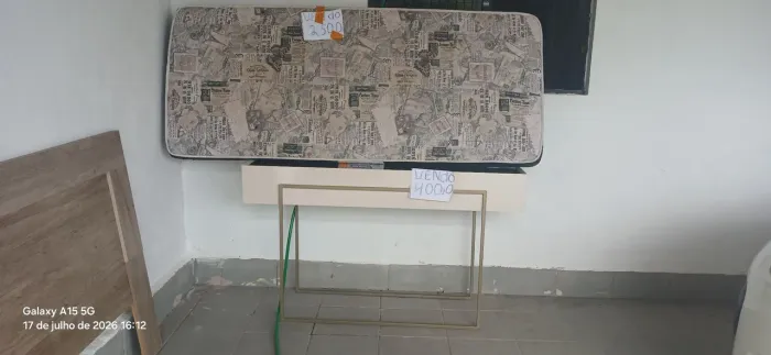 Painel de cama, rack, colchão solteiro