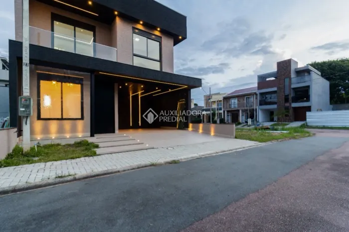 Casa Nova em Condomínio, 3 suítes, 198 metros privativos e 4 vagas.