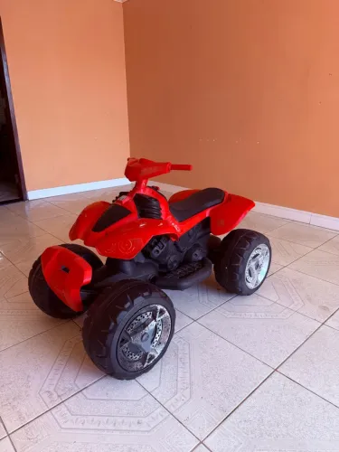 Quadriciclo elétrico infantil
