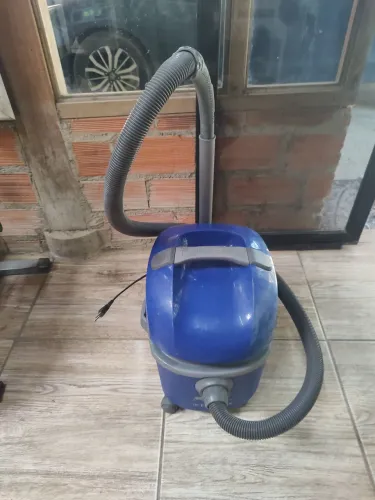 Aspirador de pó Eletrolux funcionando perfeitamente.