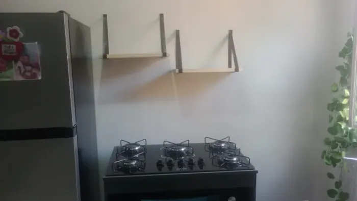 Kitnet, boa localização, no bairro de Itapuã, primeiro andar, frente de rua.