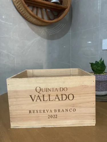 Caixa de vinho de madeira vazia 