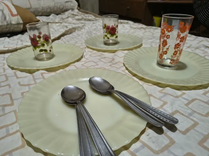 Kit de 4 pratos branco,4 colheres,3 copos decorativo