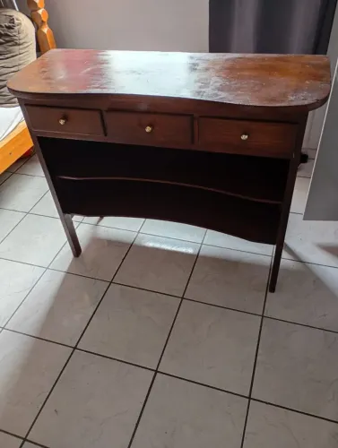 Escrivaninha top.. nada quebrado .3 gavetas.. invernizada.. precinho 120$..de madeira boa 